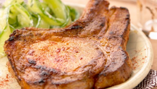 Côte de porc marinée au paprika doux, tagliatelles de concombre au yaourt à la menthe