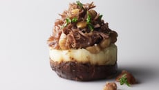 Parmentier de châtaignes, canard confit et piment d'Espelette