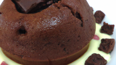 Moelleux au cacao amer et pépites de chocolat