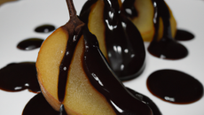 Poire fraîche à la sauce chocolat