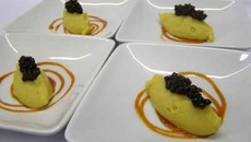 Mousseline de pois chiches au caviar d'olive noire, Ketchup de pimientos