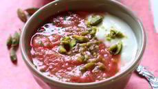 Compote de rhubarbe à l'eau de rose et à la cardamome