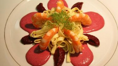 Tagliatelle aux crevettes, purée de betterave rouge et crème de betterave