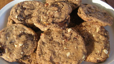 Gros cookies au chocolat, aux amandes et noisettes