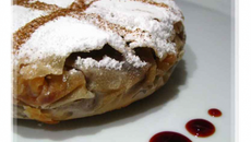Petites Pastillas aux navets nouveaux et oignons, sirop de dattes, noisettes et raz el hanout