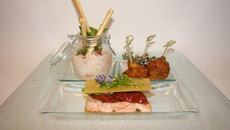 Déclinaison estivale autour du saumon : rillettes, accras et mille-feuille