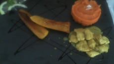 Poulet au lait de coco, purée de patate douce et bananes plantains