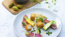 Rouget barbet et Carré Frais© en croûte de pain courgettes et vinaigrette à l’anchois