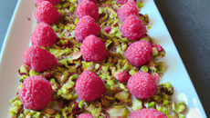 Framboises soyeuses à la rose et aux éclats de pistaches