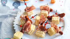 Mini- piques de gaufrettes aux tomates séchées et rosette