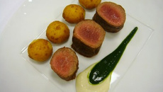 Filet d'agneau, pommes dauphine, purée d'ail doux et jus de persil