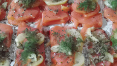 Gravlax de saumon recouvert d'échalotes