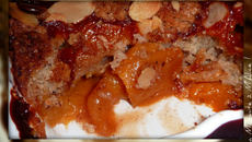 Pêches au Cidre Caramélisé en Crumble Noisettes et Amandes