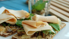Crackers de cœur de poulet aux pleurotes, roquette et moutarde à l'ancienne