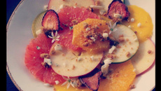 Carpaccio de fruits, crumble au roquefort et chips de fraises