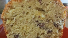 Cake au roquefort, noix et raisins secs