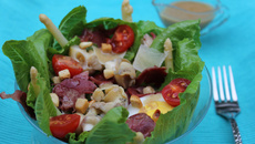 Salade Terre-Mer aux émincés de gésiers Fleury Michon et bulots façon Ceasar