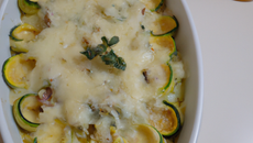 Gratin de courgettes classique servi avec du riz