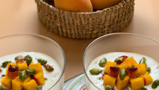 Tiramisu mangue agrémenté de kakis et pistaches torréfiées