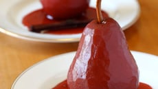 Poires Conférences pochées au vin rouge
