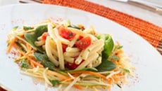 Salade de légumes, macaronis et vinaigrette à la chicorée