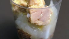 Verrine chic : crumble de noisettes, compotée de poires et dés de foie gras