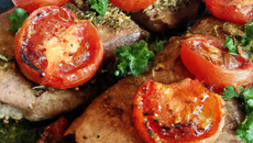 Foie d'agneau à la chermoula et tomates au four