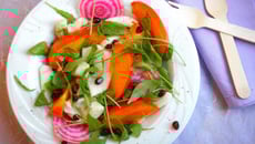 Salade de kaki Persimon, fenouil et betterave à la grenade