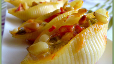 Conchiglie aux poivrons, brocciu et pignons de pin
