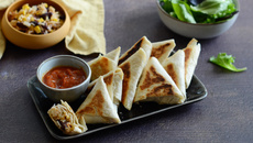 Samoussas de tortillas aux haricots rouges, maïs et tomme de chèvre