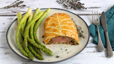 Magret de Canard façon Wellington et asperges vertes sautées