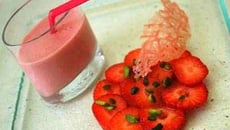 Carpaccio de fraises au sirop de poivre, smoothie fraises et lait d'amandes et tuile craquante à la fraise