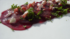 Carpaccio de betterave, féta, menthe et vinaigrette à la fraise