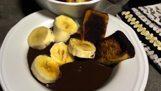 Fondue au chocolat noir et pain perdu à la banane