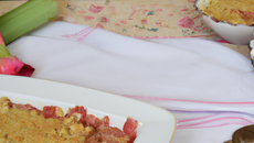 Crumble à la rhubarbe: la recette de nos grands-mères