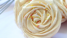 Meringues en forme de rose à la douille