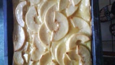 Clafoutis aux pommes et confiture d'abricot