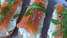 Toasts de saumon fumé à la mozzarella