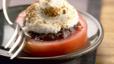 Tomate de France meringuée au basilic et olives noires