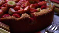 Gâteau à la rhubarbe et fraises
