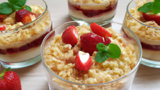 Verrines à la crème pâtissière aux fraises et crumble