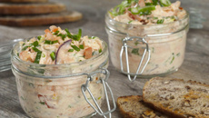 Rillettes de saumon aux oignons nouveaux, tomates et ciboulette