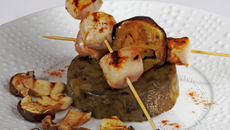 Brochettes de lapin tandoori aux cèpes et gâteau d'aubergines