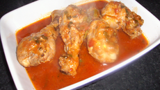 Cuisses de poulet marinées à la sauce tomate