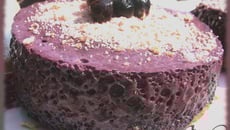 Mousseux parfait à la myrtille sur lit de biscuit roses de Reims