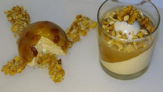 Panacotta au roquefort, Gelée de muscat et poires pochées, Crumble aux noix