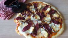 Pizza chic aux magrets de canard fumé, crottin de chèvre et oignon rouge