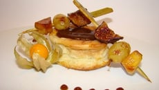 Petit far aux abricots moelleux et raisins blonds, brochettes de fruits d'automne, et coulis de pruneaux