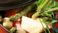 Cocotte d'asperges des Landes et poulet fermier des Landes, herbes thaï et lait de coco