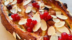 Pain aux amandes et groseilles